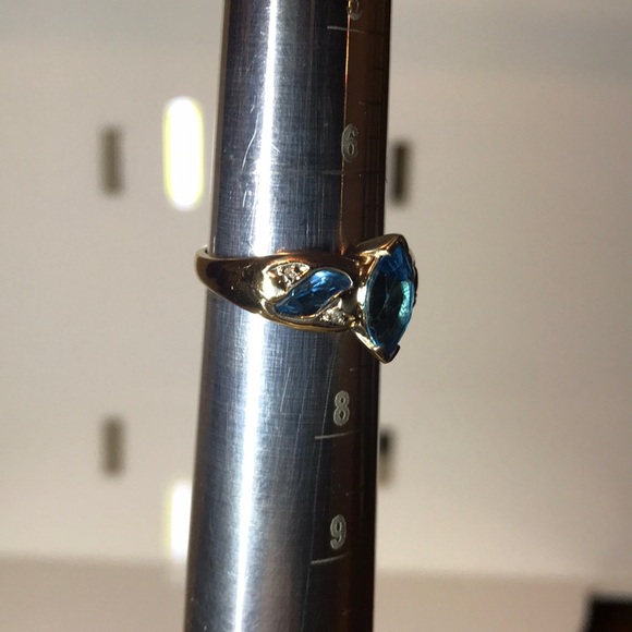 Beautiful 10k blue topaz and diamond ring - Picture 5 of 11